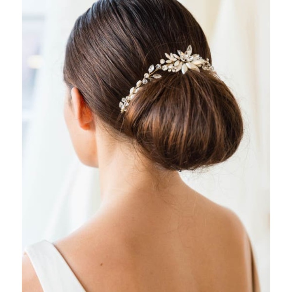 Hair accessory perfect for your wedding day hair! 👰‍♀️